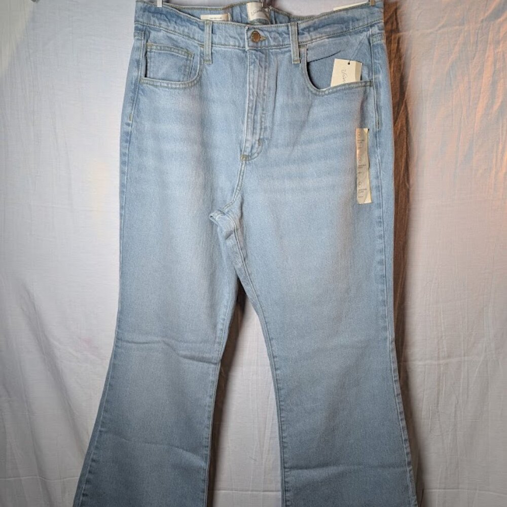 NWT Universal Thread Women's light blue High Rise Flare Leg Jeans size 14